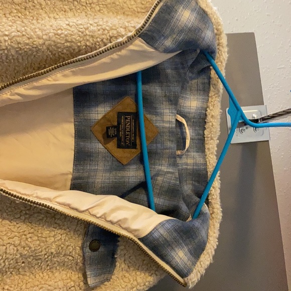 Pendleton Women’s Zip-up. Size S. Cream color with blue flannel inside. - Picture 3 of 3